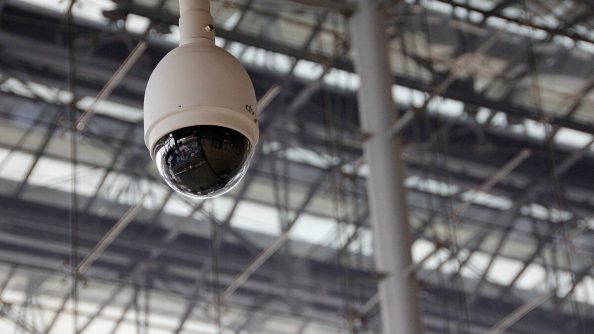Comment installer des caméras de surveillance automatiques en extérieur ou en intérieur ?