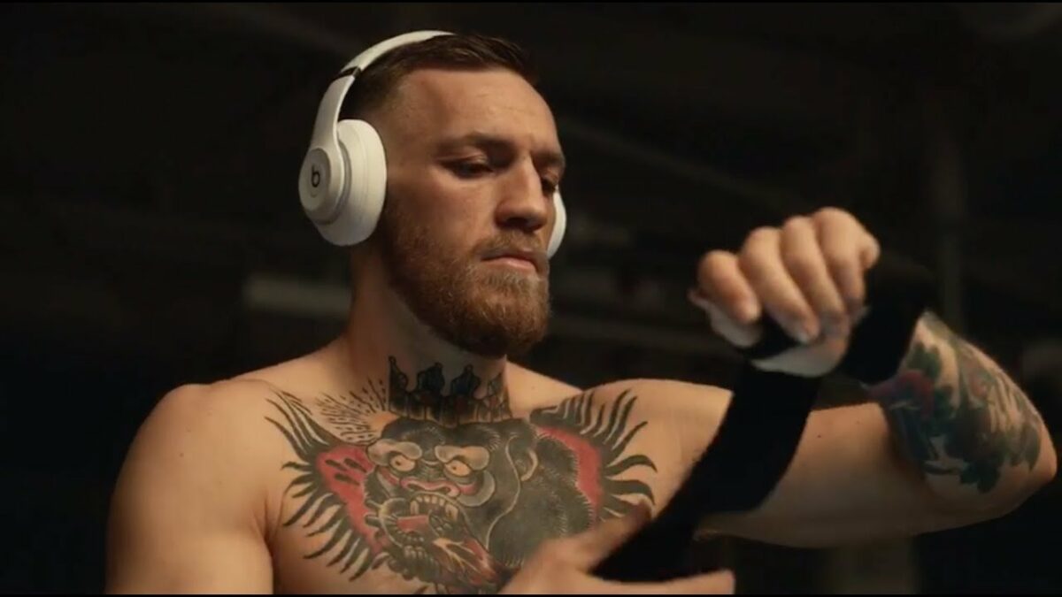Conor McGregor se prépare pour le combat contre Mayweather dans la publicité Beats by Dre