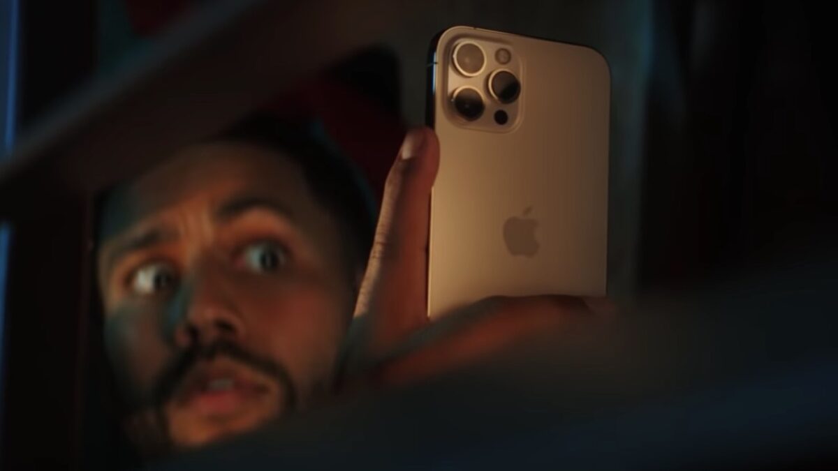 Dans le noir : publicité musicale pour selfie sur iPhone 12 dans le noir