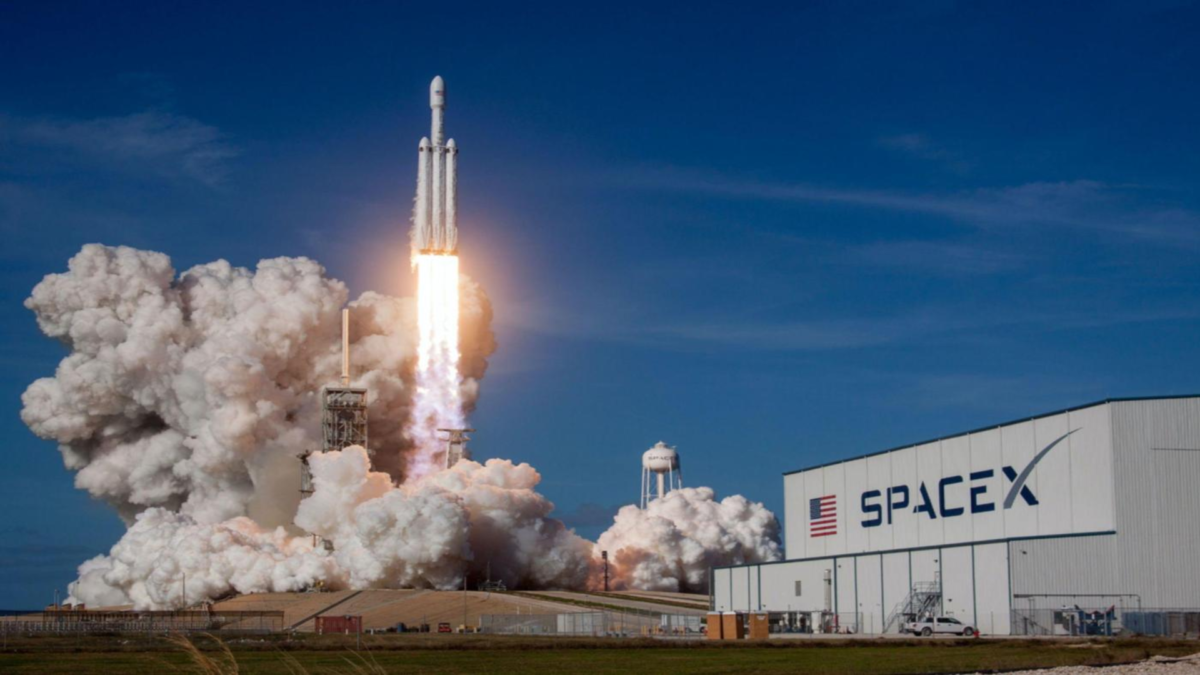 Le vaisseau spatial SpaceX passera près de la Lune en 2023