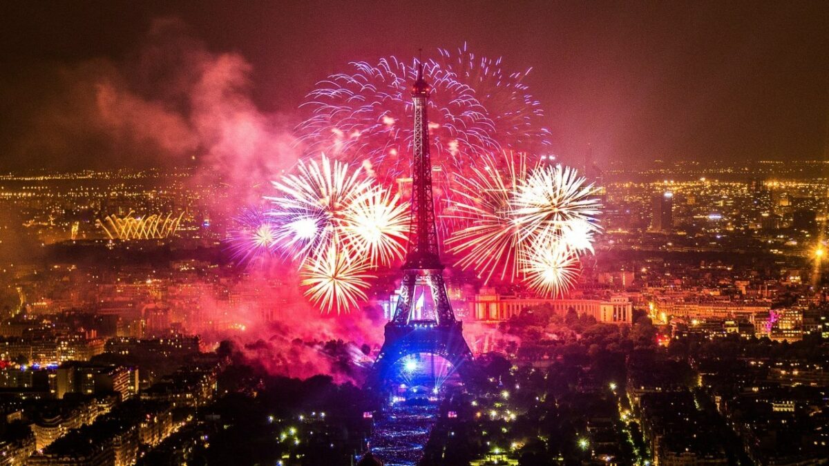 Rediffusion vidéo : Feu d’artifice à la Tour Eiffel à Paris, le 14 juillet 2018