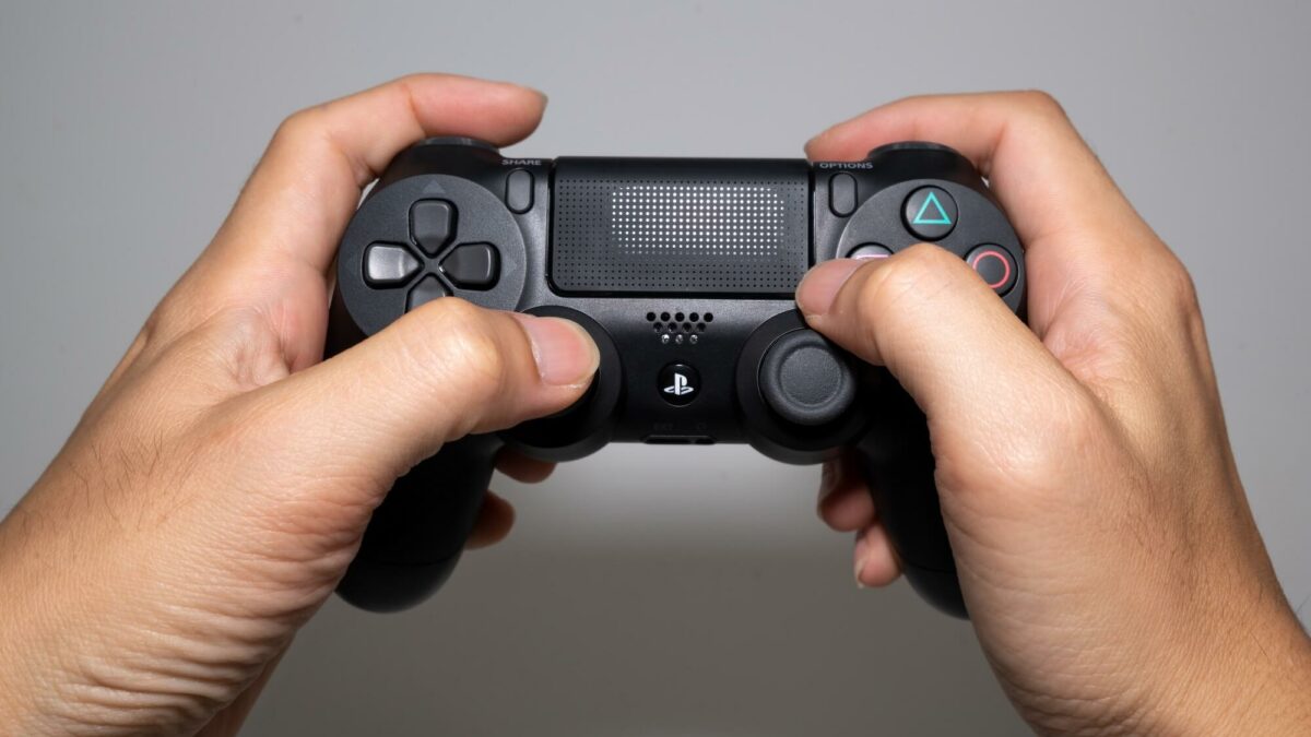 Comment connecter une manette PS4 après reinitialisation de la PS4 ?