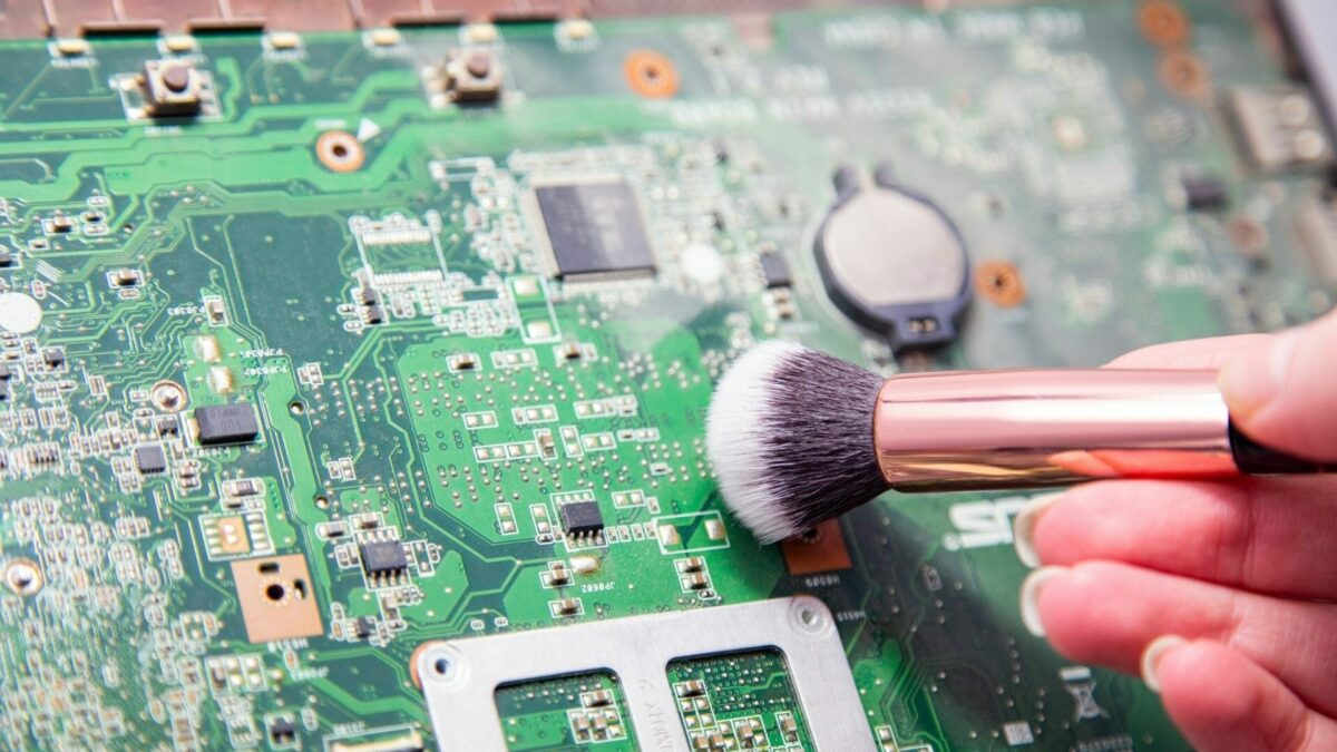 Comment nettoyer un circuit électronique ?