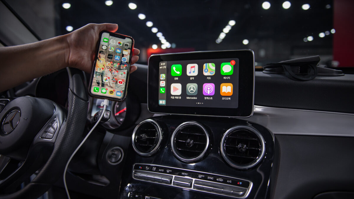 Does 2017 Mercedes have Apple CarPlay?